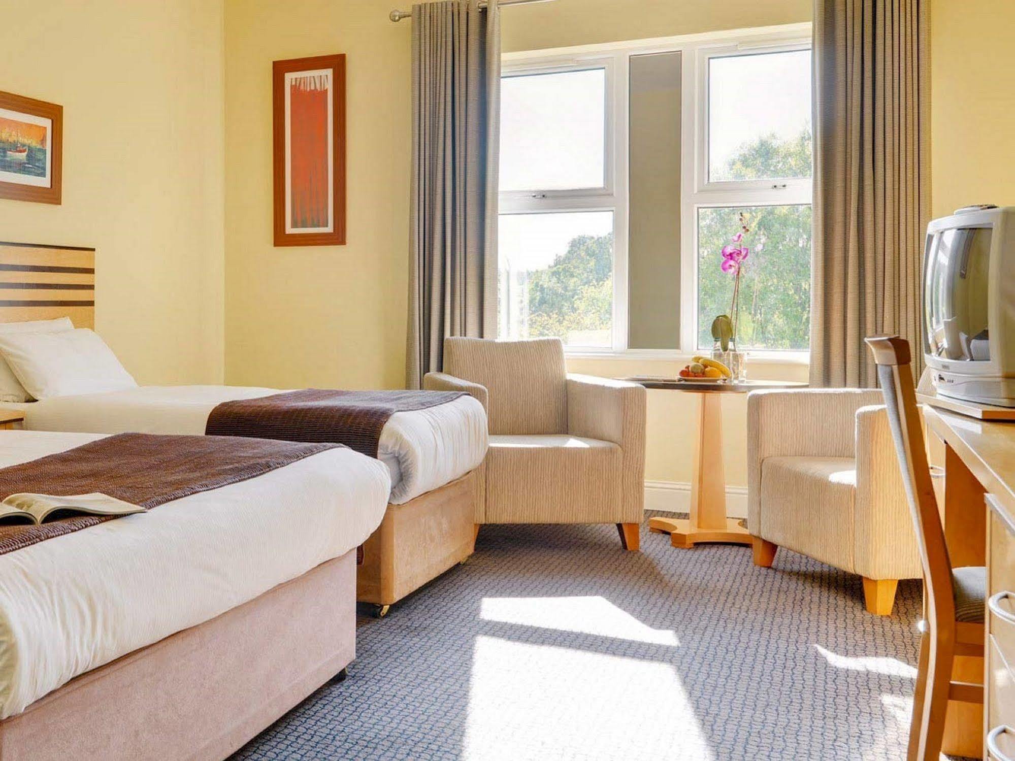 Breaffy Woods Hotel คาสเซิลบาร์ ภายนอก รูปภาพ