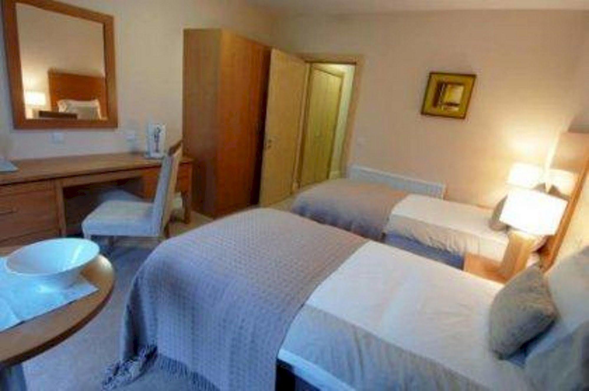 Breaffy Woods Hotel คาสเซิลบาร์ ภายนอก รูปภาพ