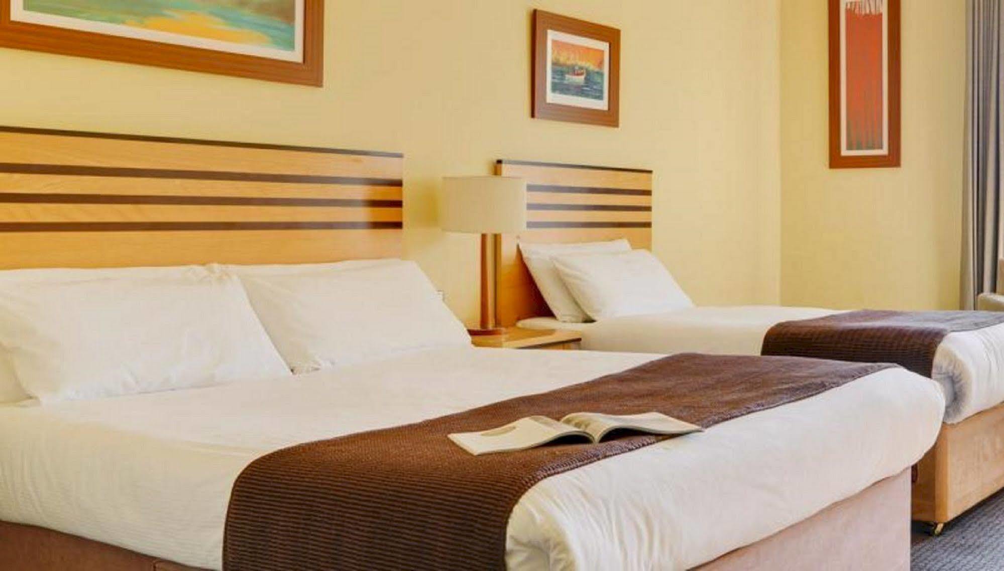 Breaffy Woods Hotel คาสเซิลบาร์ ภายนอก รูปภาพ