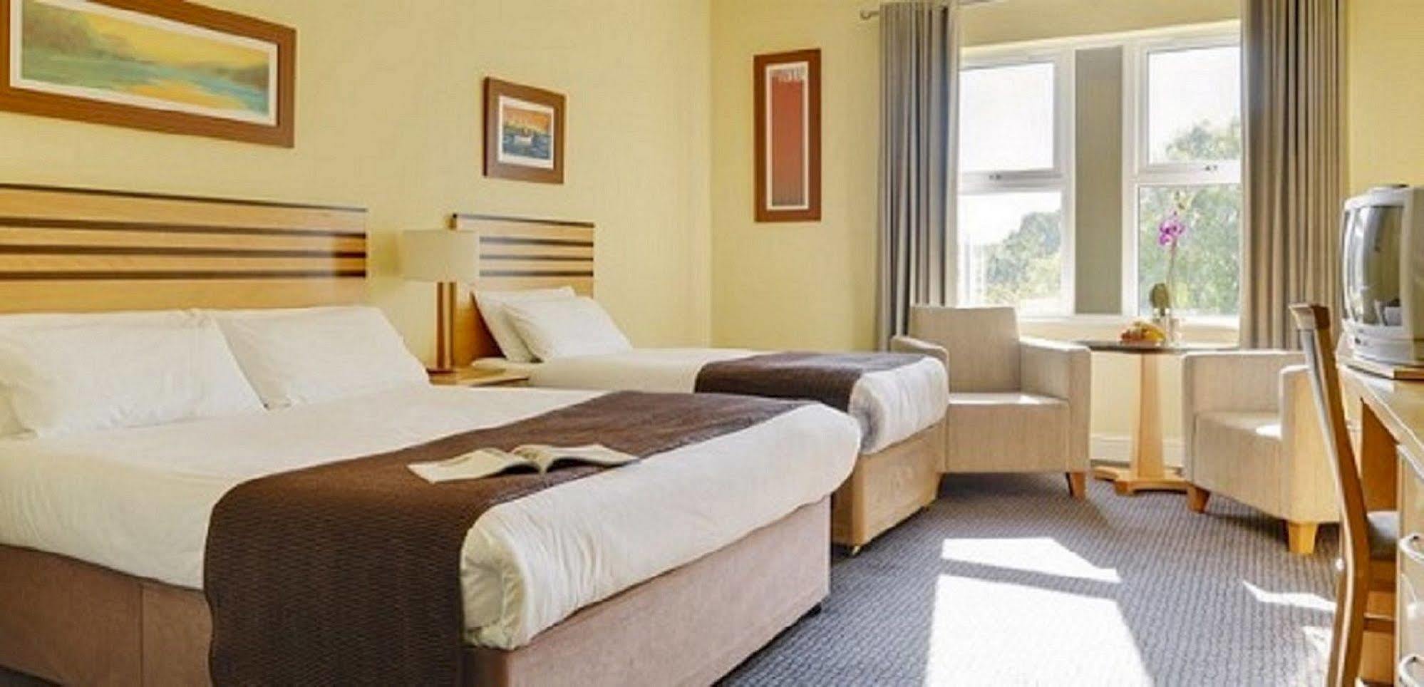 Breaffy Woods Hotel คาสเซิลบาร์ ภายนอก รูปภาพ